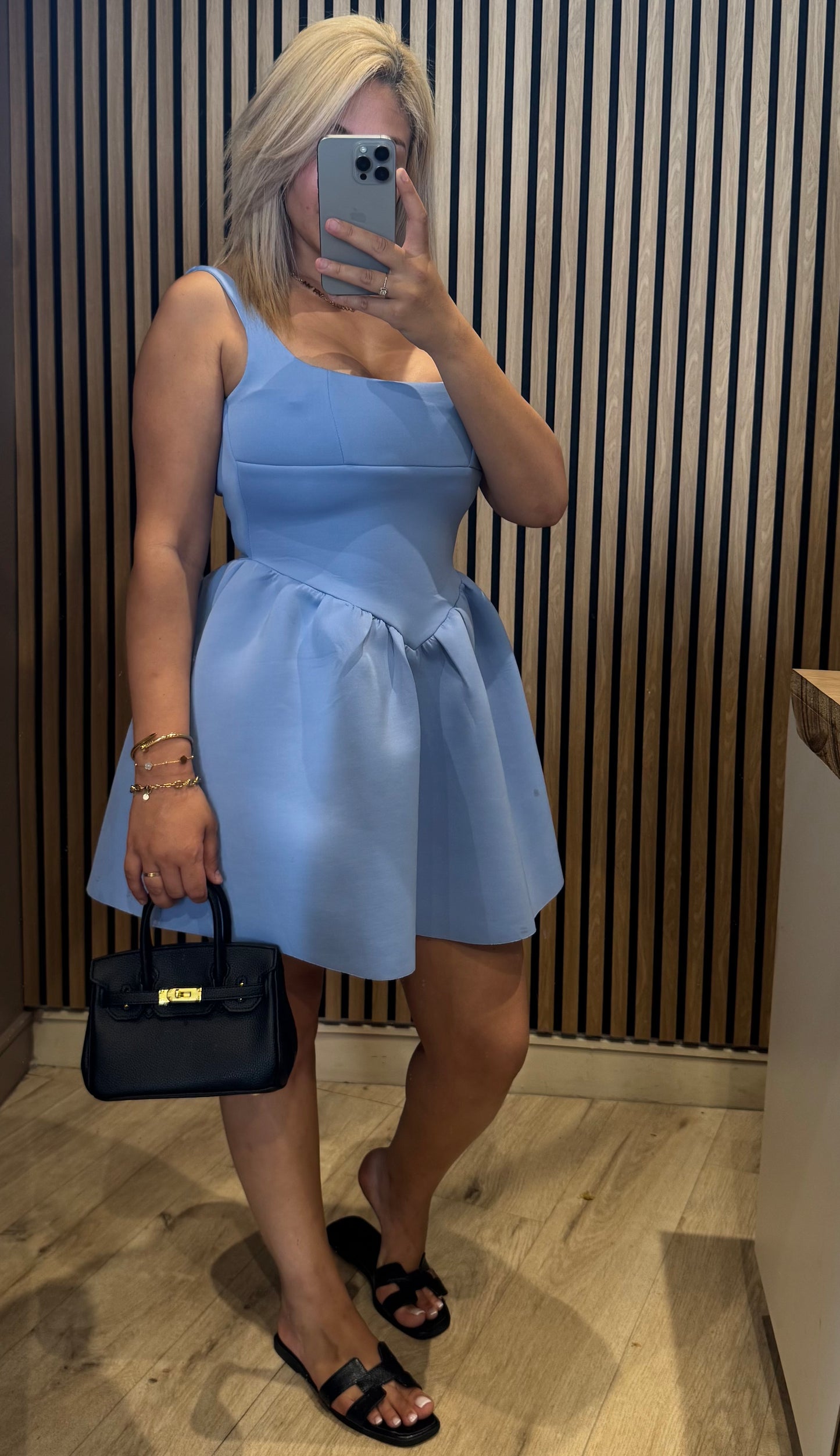 ROBE AJUSTÉE À ENCOLURE CARRÉE