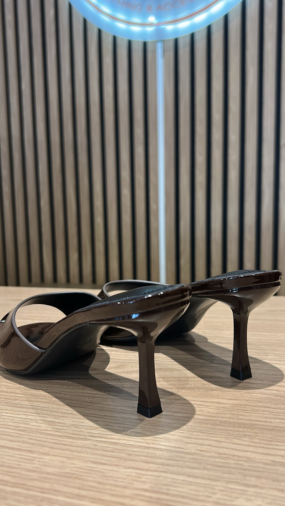 MULES À TALONS VERNIS