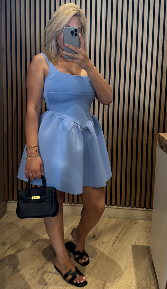 ROBE AJUSTÉE À ENCOLURE CARRÉE