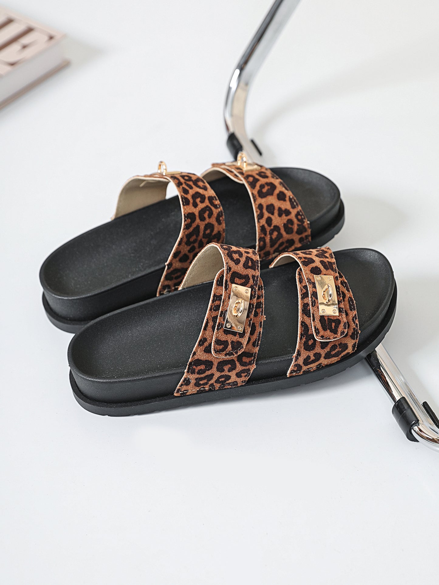 SANDALES LÉOPARD