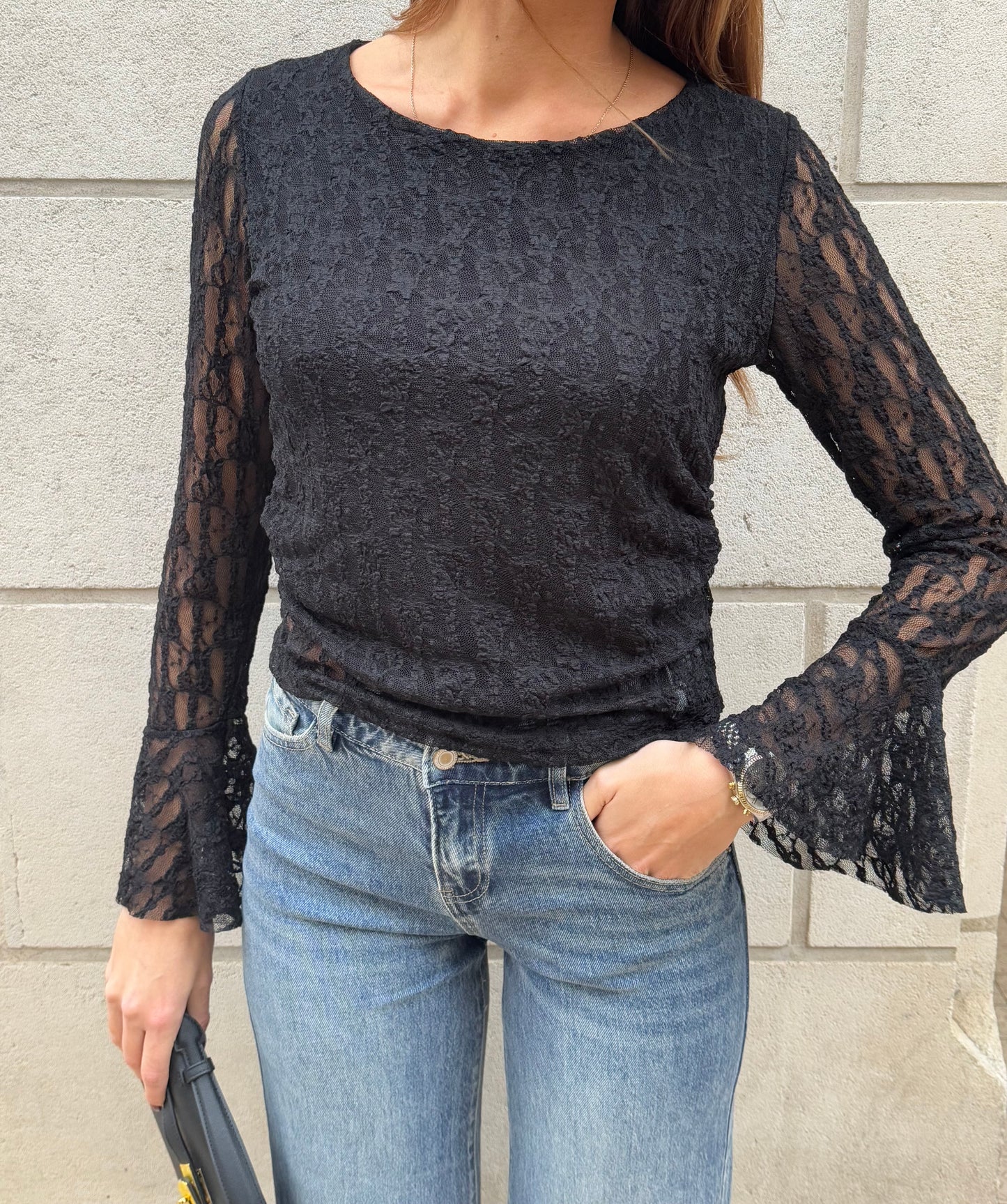 TOP À MANCHES ÉVASÉES EN DENTELLE
