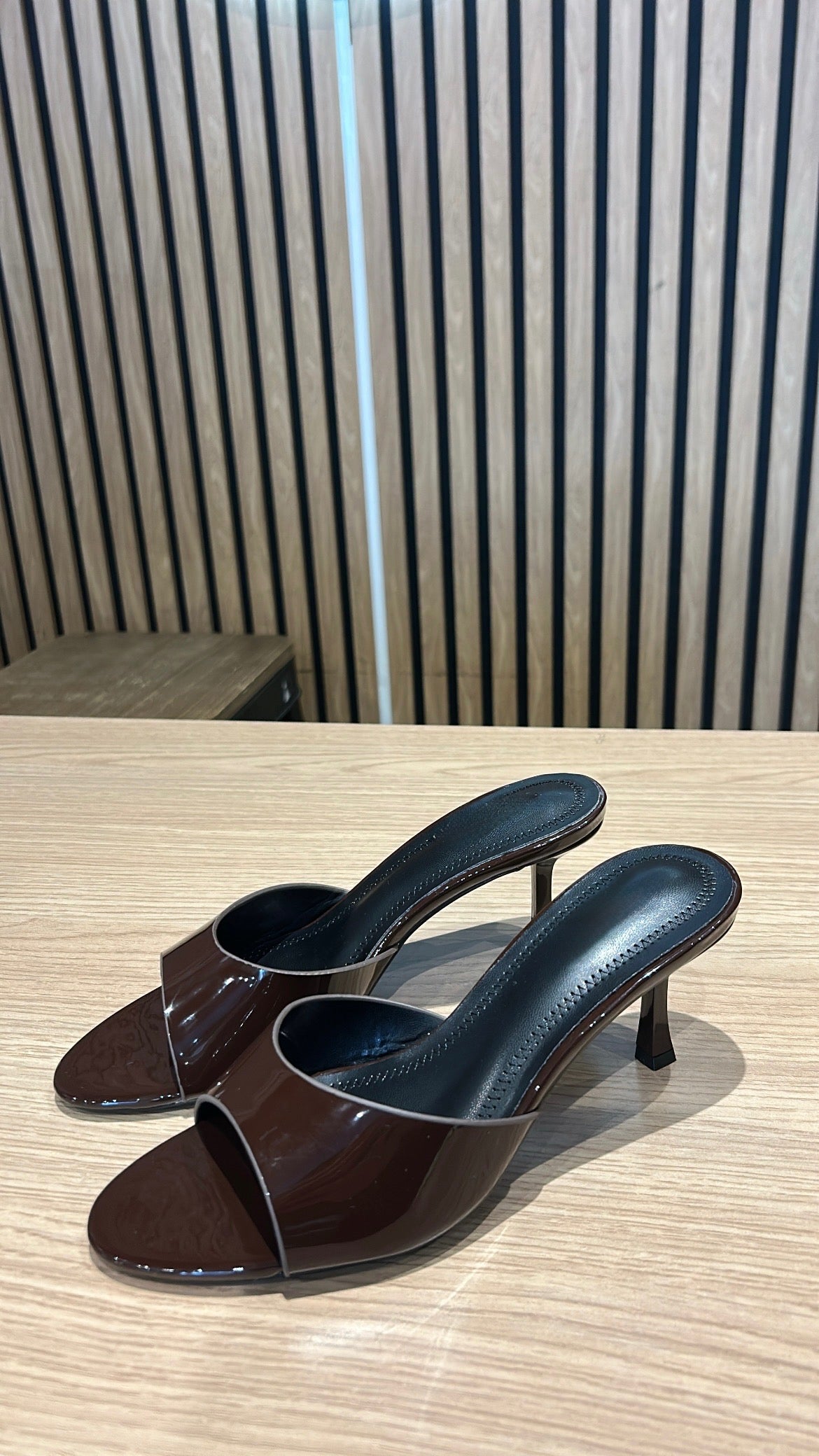 MULES À TALONS VERNIS