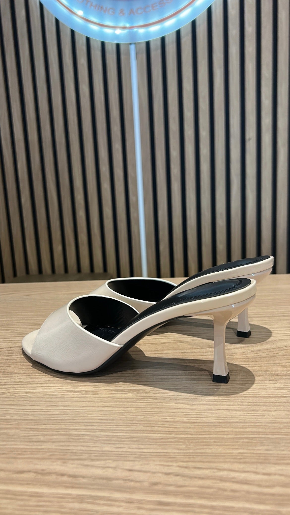 MULES À TALONS VERNIS