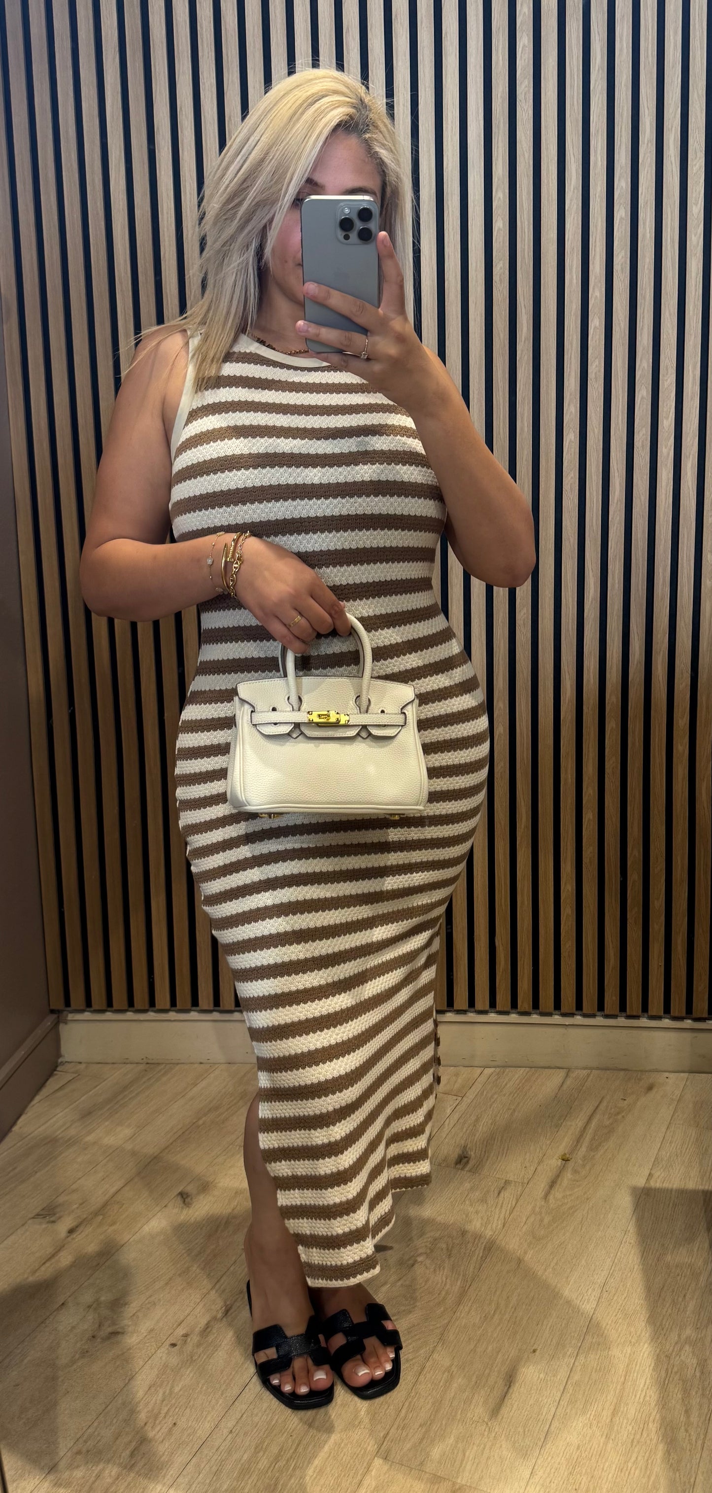 ROBE MOULANTE À CROCHET
