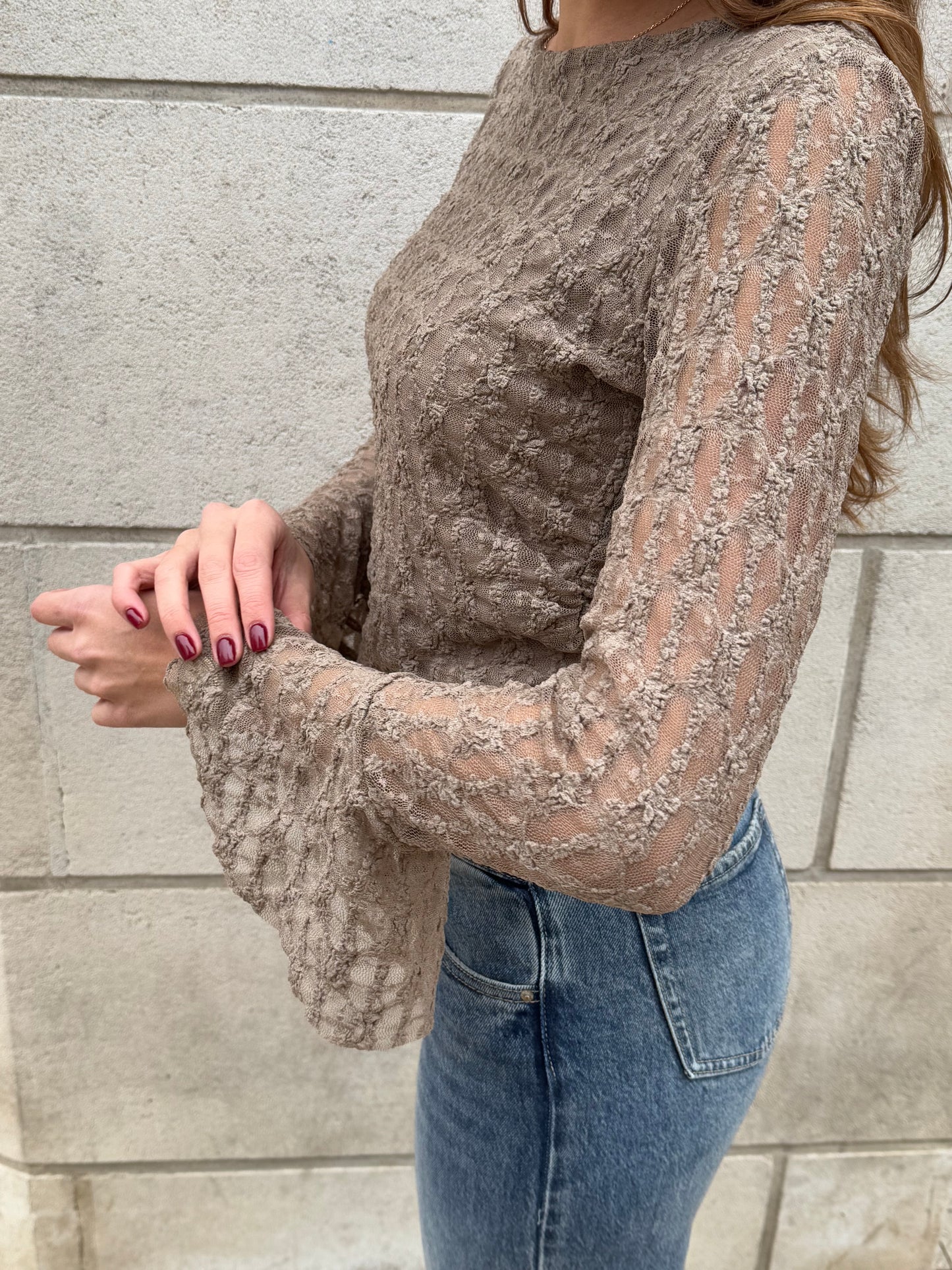 TOP À MANCHES ÉVASÉES EN DENTELLE