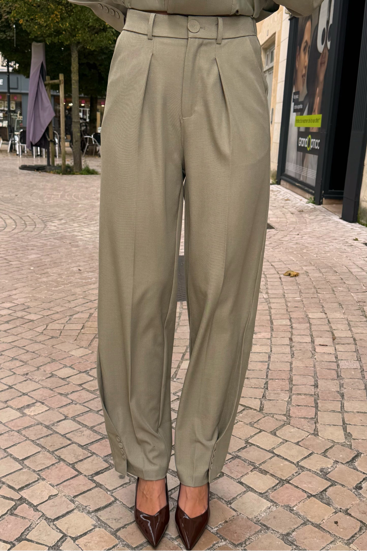 PANTALON DETAILS BOUTONS CHEVILLES